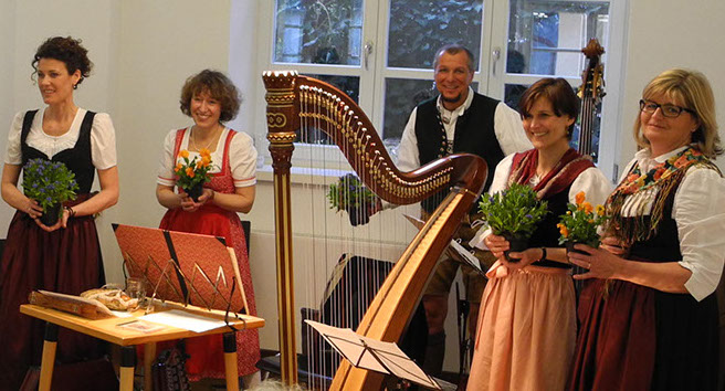 Schwabinger Saitenmusik bei einem Hoagartn in der Mohr-Villa (Freimann/München)